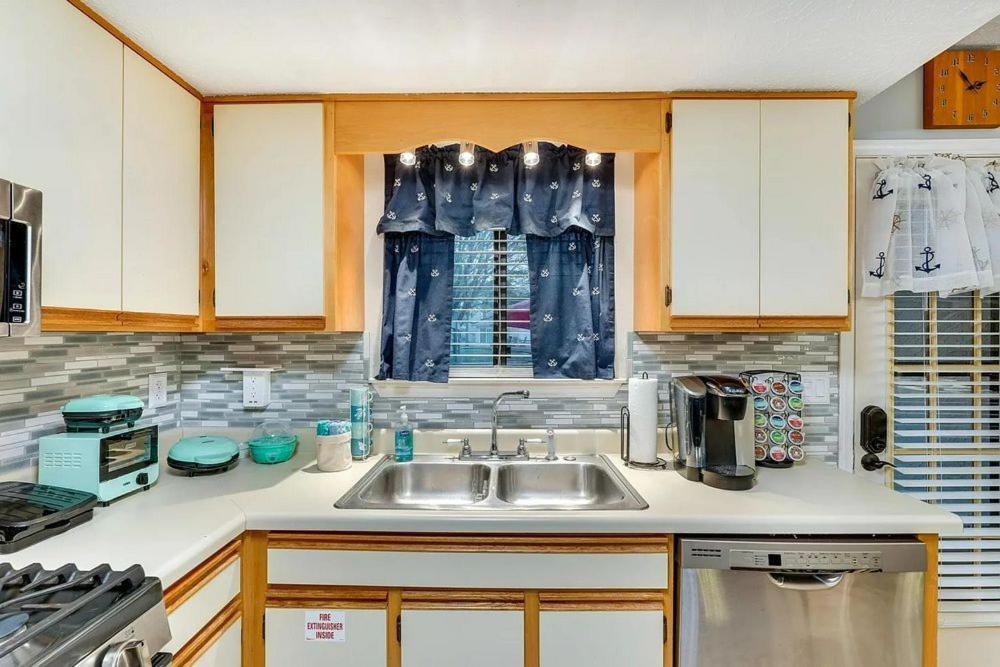 Pets Free! Fenced! Parking For 2! 11 Pools! *