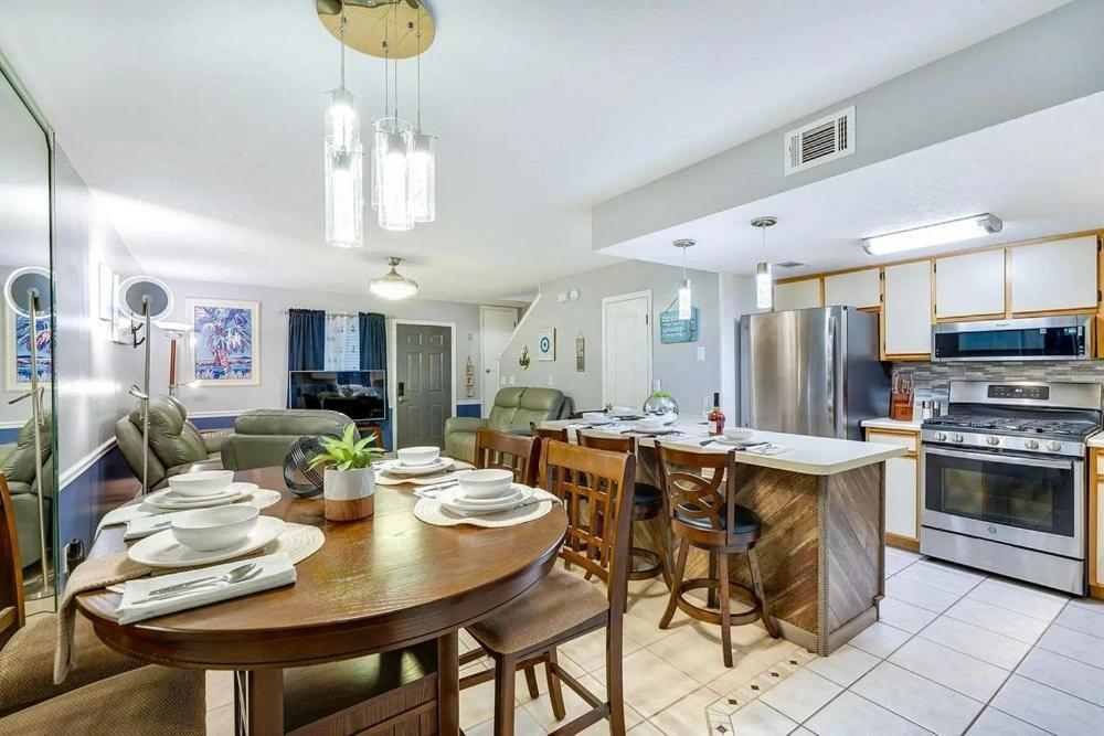 Pets Free! Fenced! Parking For 2! 11 Pools! *
